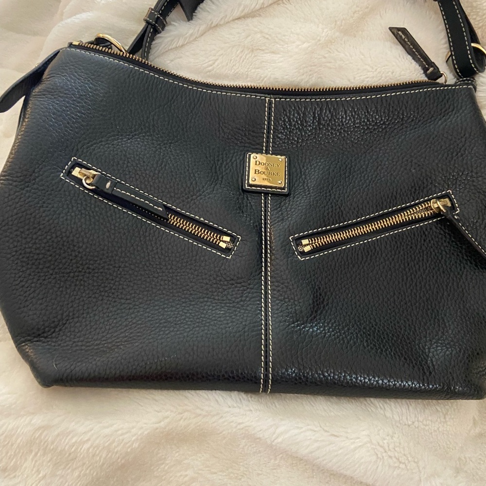 EUC Dooney & Bourke leather shoulder bag.